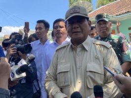 Menhan Prabowo Subianto usai meresmikan sumur bor dan sumber air bersih di Lebak, Banten (Devi/detikcom).