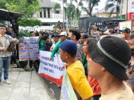 Protes Membakar Ban di Depan Kantor ICW: Masyarakat Tegaskan Dukungan NKRI