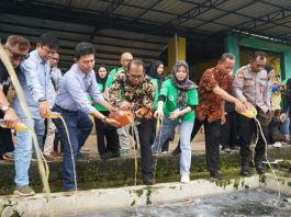 Kasmidi Bulang Dukung Aksi Tebar Eco Enzyme di Pasar Induk Sangatta