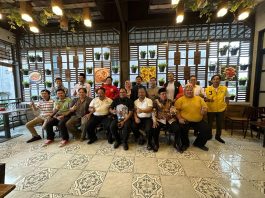 Pertemuan Delapan Partai Politik Non Parlemen Dukung Kasmidi Bulang Sebagai Calon Bupati Kutim SANGATTA- Delapan partai politik non parlemen telah menggelar pertemuan dengan DR. H. Kasmidi Bulang, ST.,MM, yang merupakan bakal calon bupati Kutai Timur (Kutim). Pertemuan tersebut berlangsung di Rumah Makan Ocean 58 pada Selasa (9/7/2024) sore, turut dihadiri oleh ketua-ketua partai politik serta sejumlah paguyuban Jawa. partai politik yang hadir antara lain Partai Bulan Bintang (PBB), Partai Kebangkitan Bangsa, Partai Kebangkitan Nusantara, Partai Solidaritas Indonesia (PSI), Partai Buruh, Partai Hanura, Partai Garuda, dan Partai Ummat. Kasmidi Bulang, yang juga menjabat sebagai ketua DPD II Partai Golkar Kutim, menyampaikan rasa terima kasih atas dukungan yang diberikan oleh partai politik dan paguyuban untuk maju dalam Pilkada Kutim 2024. "Terima kasih atas kehadiran. Silaturahmi ini akan tetap terjaga, dan bersama-sama kita akan membangun Kutim untuk semua," ucapnya dalam sambutannya. Beliau juga menambahkan bahwa dukungan yang diberikan oleh partai politik dan paguyuban tersebut menjadi motivasi yang besar untuk bersama-sama membangun Kutim. "Semangat kita bangun dari bawah, selama kita bersatu," tandasnya. Ketua DPC PKN Kutim dan juga Ketua Paguyuban Jawa, Sumarno, menyatakan dukungannya terhadap Kasmidi Bulang sebagai calon bupati Kutim. "Kami dari partai non parlemen bersama paguyuban Jawa siap berjuang untuk memenangkan Kasmidi Bulang di Pilkada 2024," katanya. Sekretaris PSI Kutim, Benyamin Yahuda, juga mengungkapkan apresiasi terhadap komitmen dan kualitas kepemimpinan Kasmidi Bulang. "Kami yakin beliau adalah yang terbaik untuk memimpin Kutim ke depan," ujarnya. Pendukung lainnya, seperti Ketua Hanura Kutim Andi Arafah, dan Ketua Partai Buruh Kutim Samuel Sagai, turut menyampaikan dukungan mereka kepada Kasmidi Bulang sebagai calon pemimpin Kutim yang memiliki komitmen tinggi terhadap pembangunan dan kemajuan daerah. Dalam kesempatan yang sama, Ketua Partai Bulan Bintang (PBB) Kutim, Nelman, menegaskan bahwa partainya mendukung penuh Kasmidi Bulang sebagai calon bupati Kutim.