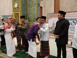 Ratusan Jamaah Haji Kutim Disambut Hangat, Kasmidi Bulang Hadir di Masjid Al Farouq
