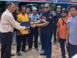 Kasmidi Bulang Berikan Ambulans, Warga Muara Gabus Sambut Baik
