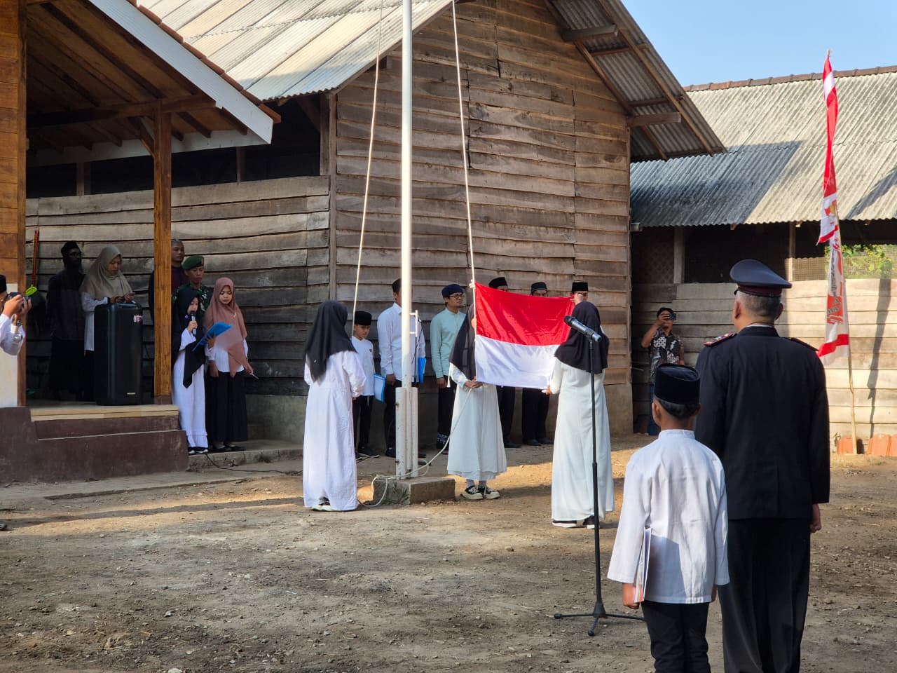 Pengibaran bendera Merah Putih di Ponpes Al Muslimun Magetan Pengibaran bendera Merah Putih di Ponpes Al Muslimun Magetan