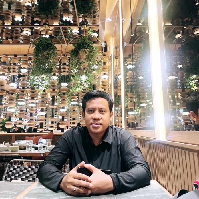 Ketua umum Peci Merah / Ahmad Basuni